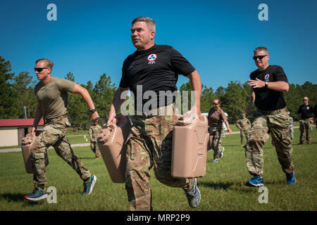 Brig. Gen. Christopher J. Sharpsten, (Mitte), Kommandant der 3. Expeditionary Sustainment Command, Sprints über das Feld mit Command Sgt. Maj. Ian Griffin, (rechts), während konkurrierende im 3. ESC Erhalter Woche, Kommandierender General Herausforderung auf Fort Bragg, N.C., 28. Juni 2017. Erhalter Woche 2017 bestand aus verschiedenen Veranstaltungen und Team Building Wettbewerbe, die helfen, Esprit de Corps und Einheit Stolz innerhalb des 3.ESC bauen. (U.S. Armee Foto von SPC. Dustin D. Biven) Stockfoto