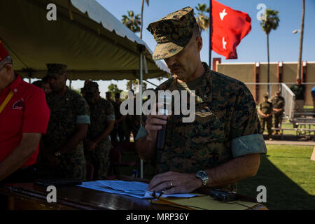 U.S. Navy Cmdr. David Slater, der Marine Corps Air Station Yuma, Ariz., Befehl Kaplan, gibt der Aufruf während der MCAS Yuma Ändern des Befehls Zeremonie an der Parade Feld gehalten Dienstag, 27. Juni 2017. Während der Zeremonie, Oberst Ricardo Martinez, der scheidende Kommandeur, seinem Befehl zu Oberst David A. Suggs, den entgegenkommenden kommandierender Offizier aufgegeben. (U.S. Marine Corps Foto von Lance Cpl. Christian Cachola) Stockfoto