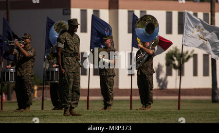 Us Marine Corps Kapitän Herman Haynes, der Marine Corps Air Station Yuma, Ariz., station Adjutant, ruft Truppen während der MCAS Yuma Ändern des Befehls Zeremonie an der Parade Feld gehalten Dienstag, 27. Juni 2017. Während der Zeremonie, Oberst Ricardo Martinez, der scheidende Kommandeur, seinem Befehl zu Oberst David A. Suggs, den entgegenkommenden kommandierender Offizier aufgegeben. (U.S. Marine Corps Foto von Lance Cpl. Christian Cachola) Stockfoto