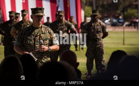 Us Marine Corps Col. Ricardo Martinez gibt seine abschließenden Bemerkungen für die lokale Gemeinschaft und Marines während der Marine Corps Air Station Yuma, Ariz., Ändern des Befehls Zeremonie an der Parade Feld gehalten Dienstag, 27. Juni 2017. Während der Zeremonie, Oberst Ricardo Martinez, der scheidende Kommandeur, seinem Befehl zu Oberst David A. Suggs, den entgegenkommenden kommandierender Offizier aufgegeben. (U.S. Marine Corps Foto von Lance Cpl. Christian Cachola) Stockfoto