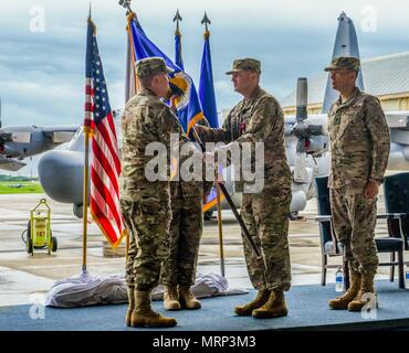 Us Air Force lt Gen Marshall B. Webb, Commander, Air Force Special Operations Command, Links, leitet die 353 Special Operations Group Ändern des Befehls zwischen dem scheidenden Kommandanten Colonel William Freeman und eingehende Kommandant Oberst Jason Kirby Juli 19, 2017, bei Kadena Air Base, Japan. Kirby Befehle jetzt mehr als 850 Flieger, die auf die einzige USAF SPECIAL OPERATIONS-Einheit im Pazifik machen. (U.S. Air Force Foto von älteren Flieger Nick Emerick) Stockfoto