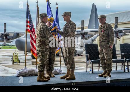 Us Air Force lt Gen Marshall B. Webb, Commander, Air Force Special Operations Command, Links, leitet die 353 Special Operations Group Ändern des Befehls zwischen dem scheidenden Kommandanten Colonel William Freeman und eingehende Kommandant Oberst Jason Kirby Juli 19, 2017, bei Kadena Air Base, Japan. Kirby Befehle jetzt mehr als 850 Flieger, die auf die einzige USAF SPECIAL OPERATIONS-Einheit im Pazifik machen. (U.S. Air Force Foto von älteren Flieger Nick Emerick) Stockfoto