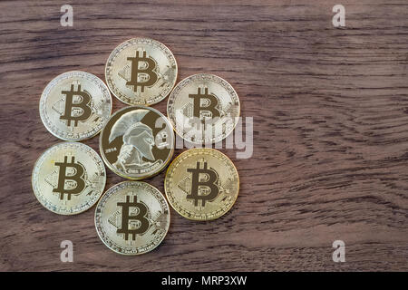 Die goldenen titan Münze crypto Währung auf Holztisch, konzeptionelle Bild für weltweite crypto Währung, riesige Stapel physische Version von golden Bitcoin. Stockfoto