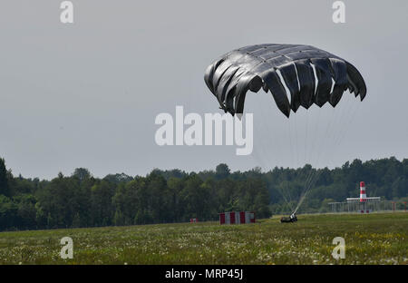 Eine Palette von Geräten landet auf dem Boden nach aus der US Air Force C-130J Hercules während der Übung Super Sabre Streik 17 auf lielvārde Air Base, Lettland, 7. Juni 2017. Die 435Th Contingency Response Group von der 435th Air Ground Operations Wing an der Air Base Ramstein, Deutschland, ließ die Bundle in der Praxis die Beurteilung ein Bereich für Flugzeuge Landungen. Sabre Streik 17 weiterhin teilnehmenden Kapazität Nationen ein breites Spektrum an militärischen Operationen zu erhoehen. (U.S. Air Force Foto von älteren Flieger Tryphäna Mayhugh) Stockfoto