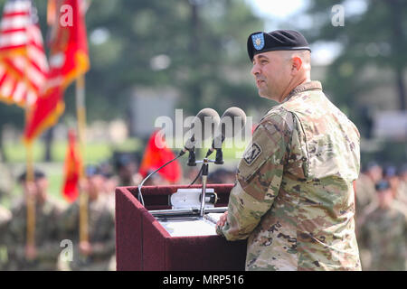 Oberstleutnant James Reese, ausgehende Kommandant der zweiten Bataillon, 44th Air Defense Artillery Regiment, zu der 108. ADA Brücke zugewiesen, und der Luftlandedivision beigefügt (Air Assault) Sustainment Brigade, 101 Abn. Div., sieht das Publikum, 21. Juni 2017, während seiner Rede während des Bataillon Ändern des Befehls Zeremonie an der Abteilung parade Feld in Fort Campbell, Kentucky. (U.S. Armee Foto von Sgt. Neysa Canfield/101 SBDE Public Affairs) Stockfoto