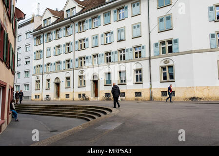 Menschen zu Fuß in Utengasse in der Basler Altstadt (Altstadt Kleinbasel) unter traditionellen Schweizer mittelalterlichen Häusern. Die Schweiz. Stockfoto