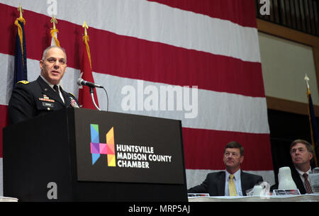 Gen. Gus Perna, Kommandierender General der Armee Materiel Command, Dankbarkeit für die lokale Gemeinschaft während der Streitkräfte Feier Woche Mittagessen Juni 28, 2017, an der Von Braun Center in Huntsville, Ala Das Huntsville/Madison County Handelskammer die jährliche Veranstaltung zusammen über 700 Geschäfts- und Führungspersönlichkeiten mit lokalen Service Mitglieder zu bringen. (U.S. Armee Foto von Sgt. Eben Boothby) Stockfoto