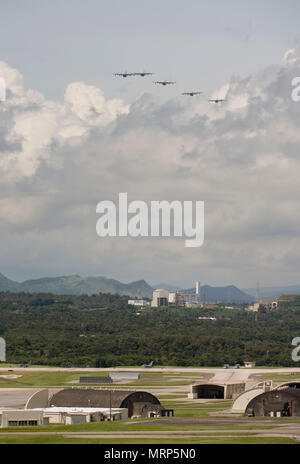 US Air Force MC-130J Commando IIs von der 17. Special Operations Squadron Rückkehr zur Basis in einer fünf-Flugzeuge-Formation während einer Trainingsmission mass Start 22. Juni 2017 auf der Kadena Air Base, Japan. Flieger aus dem 17. SOS Operationen Training oft um konstante Leistungsbereitschaft eine Vielzahl von hoher Priorität, Niedrigsicht Missionen in der Indo-Asien-Pazifik-Region zu gewährleisten. (Foto: U.S. Air Force Senior Airman Omari Bernard) Stockfoto