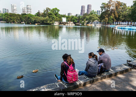 Mexico City, Polanco, Hispanic Mexican, Bosque de Chapultepec Forest Park parque, Lake, Boy Boys, Male Kid Kids child children, girl, female, teen teens Stockfoto