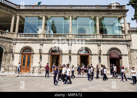 Mexico City, Polanco, Hispanic Ethnic Bosque de Chapultepec Forest Park parque, Castillo de Chapultepec Castle, Außenansicht, Jungen, Kinder, Kinder Stockfoto