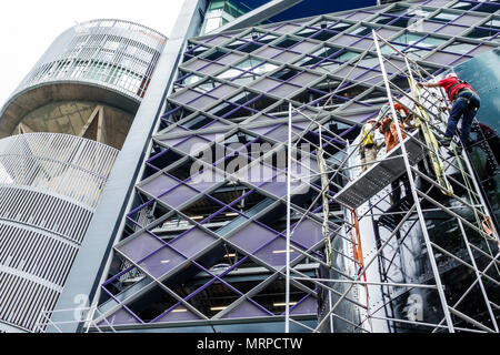 Mexiko-Stadt, Colonia Cuauhtemoc, Hispanic, Immigranten, Mexikaner, unter der Baustelle für den Neubau, Torre BBVA Bancomer, Gerüste Stockfoto