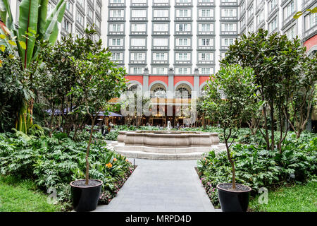 Mexiko-Stadt, Colonia Cuauhtemoc, Hispanic, Einwanderer, Mexikaner, Four Seasons, Hotel, zentraler Hofgarten, Springbrunnen MX180309107 Stockfoto