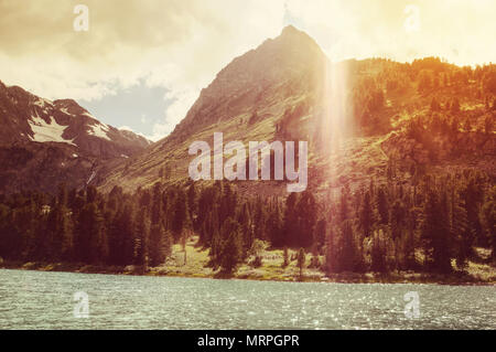 Sonne unter den Gipfel. Schönen Sommer Landschaft, Bergsee, Russland, Sibirien, Altai Gebirge, Katun Ridge Stockfoto