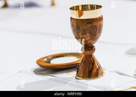 Holz Kelch und ziborium. Stockfoto