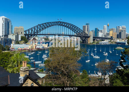 Hafen von Sydney, darunter die Sydney Harbour Bridge und der Stadt Sydney CBD Skyline, von Lavendel Bucht gesehen. Stockfoto