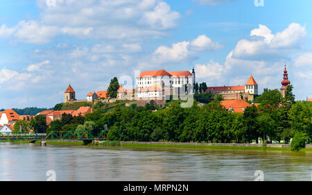 Ptuj, Slowenien, Panorama-aufnahme der ältesten Stadt in Slowenien mit einer Burg mit Blick auf die Altstadt von einem Hügel, Wolken Zeitrafferaufnahmen Stockfoto