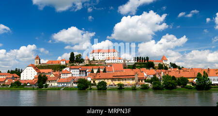 Ptuj, Slowenien, Panorama-aufnahme der ältesten Stadt in Slowenien mit einer Burg mit Blick auf die Altstadt von einem Hügel, Wolken Zeitrafferaufnahmen Stockfoto