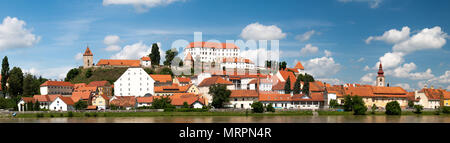 Ptuj, Slowenien, Panorama-aufnahme der ältesten Stadt in Slowenien mit einer Burg mit Blick auf die Altstadt von einem Hügel, Wolken Zeitrafferaufnahmen Stockfoto