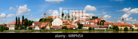 Ptuj, Slowenien, Panorama-aufnahme der ältesten Stadt in Slowenien mit einer Burg mit Blick auf die Altstadt von einem Hügel, Wolken Zeitrafferaufnahmen Stockfoto