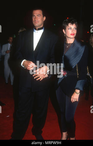 LOS ANGELES, Ca - 10. April: (L-R) Schauspieler Steven Seagal und Schauspielerin Kelly LeBrock Besuchen die Premiere von "für Gerechtigkeit" am 10. April 1991 bei Mann Dorf Theater in Los Angeles, Kalifornien. Foto von Barry King/Alamy Stock Foto Stockfoto