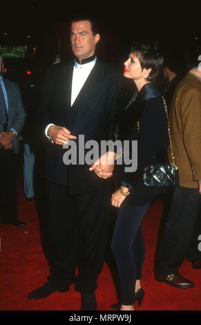 LOS ANGELES, Ca - 10. April: (L-R) Schauspieler Steven Seagal und Schauspielerin Kelly LeBrock Besuchen die Premiere von "für Gerechtigkeit" am 10. April 1991 bei Mann Dorf Theater in Los Angeles, Kalifornien. Foto von Barry King/Alamy Stock Foto Stockfoto