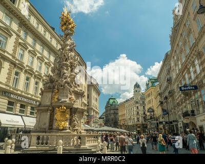 Graben Straße mit der Pestsäule aka Dreifaltigkeitssäule (links), Wien, Österreich. Stockfoto