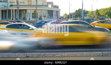 Verkehr Unfall mit Taxi und Pkw auf die Straße. Stockfoto