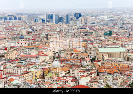 Neapel, Kampanien, Italien - Panoramablick auf die Antenne Tag Aussicht auf die Stadt mit Gebäuden und Kirchen Stockfoto