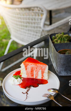 Crepe Kuchen mit Sahne und Erdbeeren Obst auf die Oberseite an Coffee Shop Stockfoto