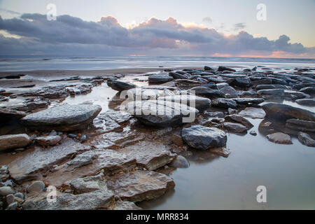 Lange Exposition der Flut an Dunraven Bucht auch als Southerndown Beach bekannt - an der Glamorgan Heritage Coast, South Wales. Stockfoto