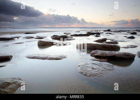 Lange Exposition der Flut an Dunraven Bucht auch als Southerndown Beach bekannt - an der Glamorgan Heritage Coast, South Wales. Stockfoto