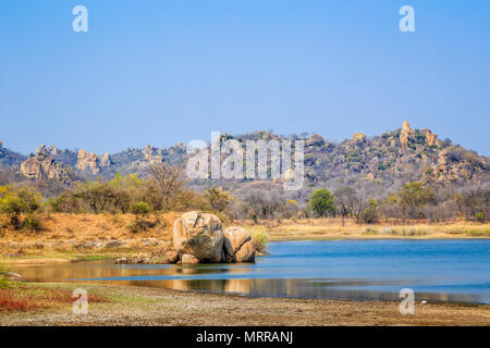 Blick auf den See, von Felsen umgeben, in Matobo Nationalpark, Simbabwe. September 26, 2016. Stockfoto