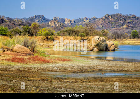 Blick auf den See, von Felsen umgeben, in Matobo Nationalpark, Simbabwe. September 26, 2016. Stockfoto