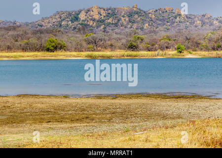 Blick auf den See, von Felsen umgeben, in Matobo Nationalpark, Simbabwe. September 26, 2016. Stockfoto