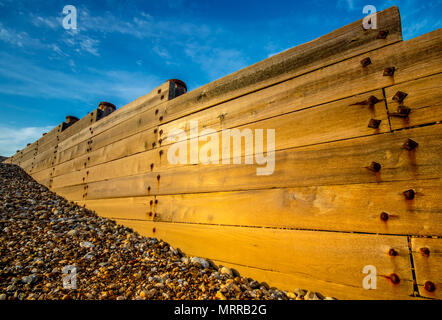 Buhnen bei Ebbe auf einen Kiesstrand in West Sussex, UK Stockfoto