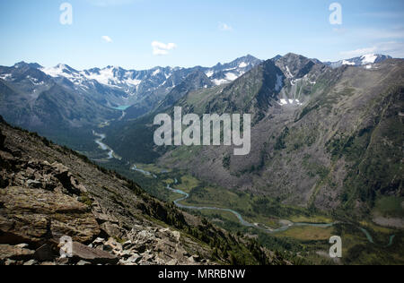 Spektakuläre Bergwelt. Fluss mit blauen Wasser fließt in einem Tal zwischen zwei Bergen. Stockfoto