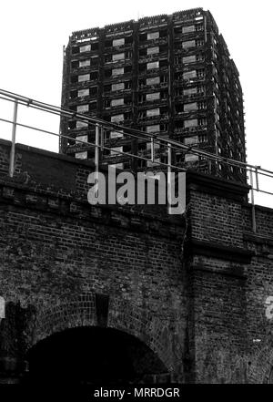 Blick auf die Straße von der ausgebrannten Grenfell Turm nach dem Brand vom 14. Juni 2017 Stockfoto