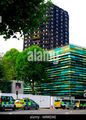 Blick auf die Straße von der ausgebrannten Grenfell Turm nach dem Brand vom 14. Juni 2017 Stockfoto