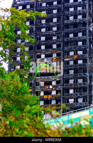 Blick auf die Straße von der ausgebrannten Grenfell Turm nach dem Brand vom 14. Juni 2017 Stockfoto