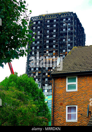 Blick auf die Straße von der ausgebrannten Grenfell Turm nach dem Brand vom 14. Juni 2017 Stockfoto