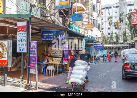 Bangkok, Thailand - 25. März 2017: Street Scene Sukhumvit Soi 3. Die Region ist als der Arabischen Soi bekannt. Stockfoto