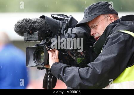 TV Kameramann filmen der Vorsaison freundlich zwischen Crawley und Portsmouth an der Checkatrade Stadion in Crawley. 29 Jun 2017 Stockfoto