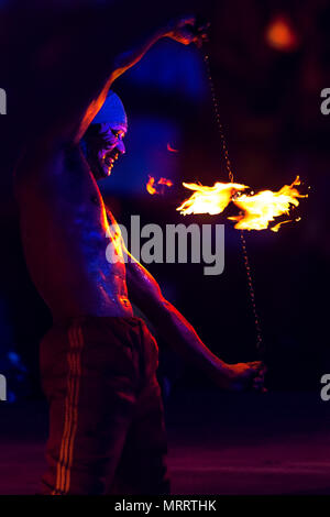 Nakhon Sawan, Thailand - Februar 17, 2018: Ein Unterhalter Tänze mit Spinning fire Wheel. Eine öffentliche Unterhaltung für Besucher während des chinesischen neuen Jahres Stockfoto