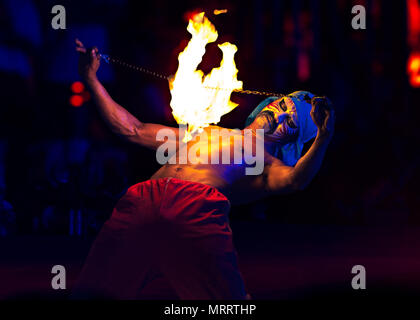 Nakhon Sawan, Thailand - Februar 17, 2018: Ein Unterhalter Tänze mit Spinning fire Wheel. Eine öffentliche Unterhaltung für Besucher während des chinesischen neuen Jahres Stockfoto