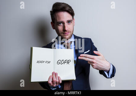 Business Mann griff Hinweis mit Bipr (Allgemeine Datenschutzverordnung) Akte Titel Stockfoto