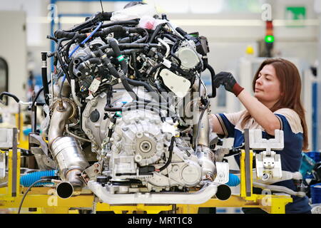 Automobilproduktionslinie mit unfertigen Autos in einer Reihe im Werk Maserati. Stockfoto