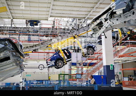 Automobilproduktionslinie mit unfertigen Autos in einer Reihe im Werk Maserati. Stockfoto