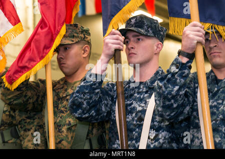 Die USS Bonhomme Richard (LHD 6) war ein amphibisches Angriffsschiff der Wasp-Klasse, das 1998 in Dienst gestellt und der Expeditionary Strike Group 7 zugeordnet wurde. Am 29. Juni 2017 bildeten Sailors und Marines die offizielle Farbenwache während der Eröffnungszeremonie Talisman Saber 2017 in der Korallensee. Das Archivbild dokumentiert feierliche Auszeichnungen, die während der bilateralen Übung zwischen den USA und Australien durchgeführt wurden. Stockfoto