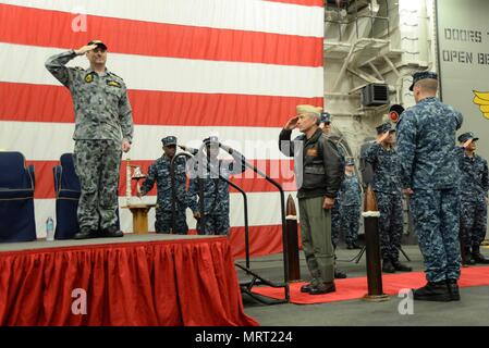 Talisman Saber 2017 ist eine gemeinsame Militärübung zwischen den Vereinigten Staaten und Australien. Das Archivbild dokumentiert eine zeremonielle Ankunft an Bord der USS Bonhomme Richard (LHD 6) in der Korallensee am 29. Juni 2017 während multinationaler amphibischer Trainingsaktivitäten. Stockfoto