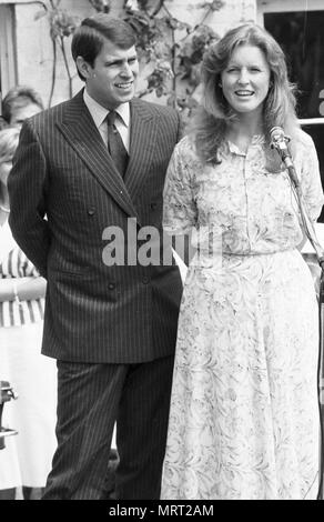 PRINZ ANDREW UND SARAH FERGUSON BEI DUMMER 1984. Stockfoto